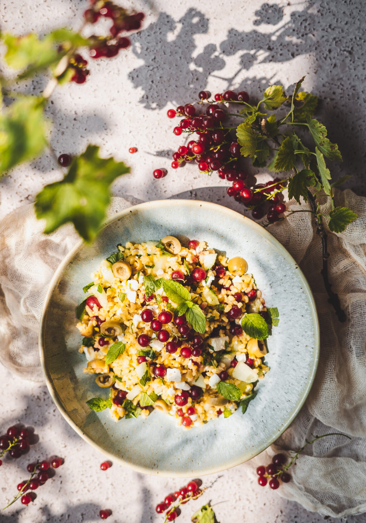 sałatka z bulgurem i czerwoną porzeczką oraz fetą i ogórkiem