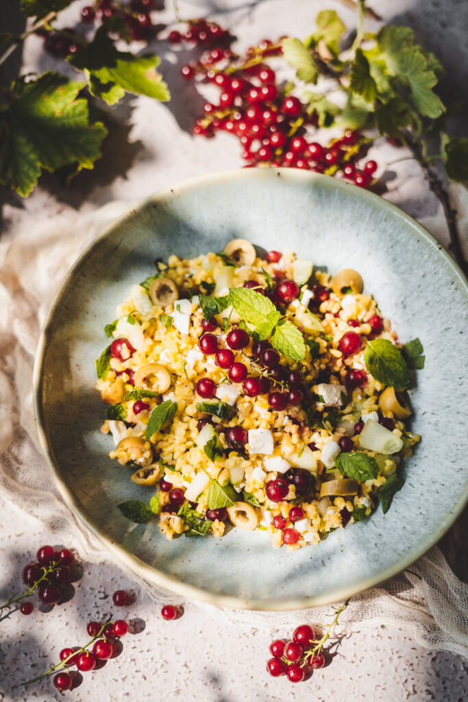 sałatka z bulgurem i czerwoną porzeczką oraz świeżymi ziołami i dodatkiem fety