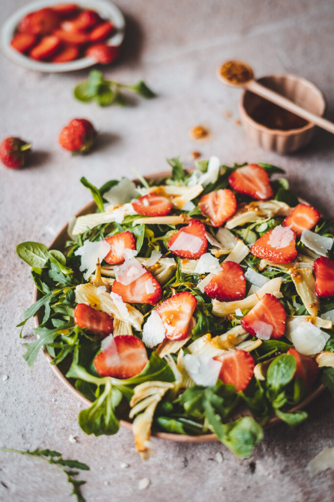 sałatka z truskawkami i pieczonym fenkułem oraz parmezanem