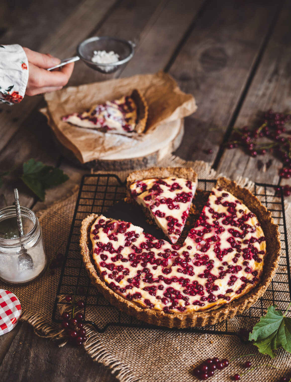 serowo-orzechowa tarta serowo-orzechowa tarta z czerwoną porzeczką