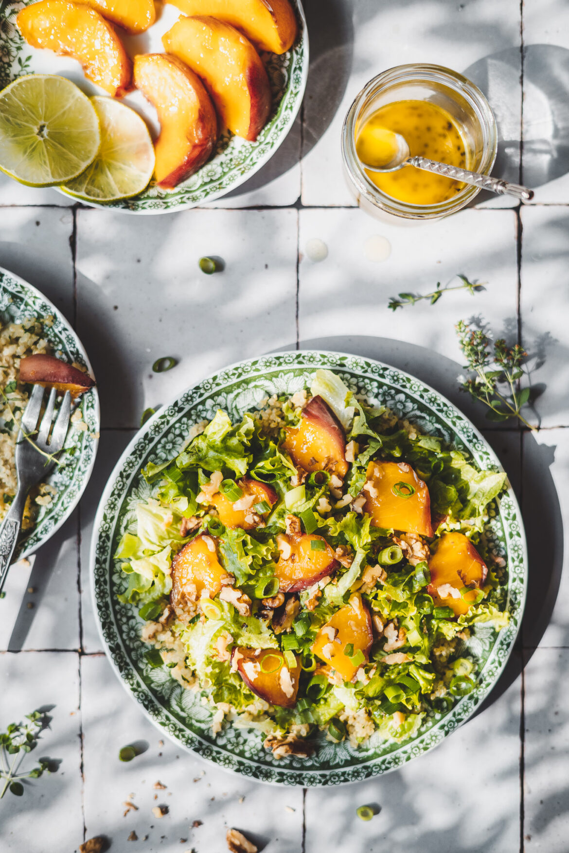 sałatka z komosą i smażonymi brzoskwiniami sałatka z komosą i smażonymi brzoskwiniami