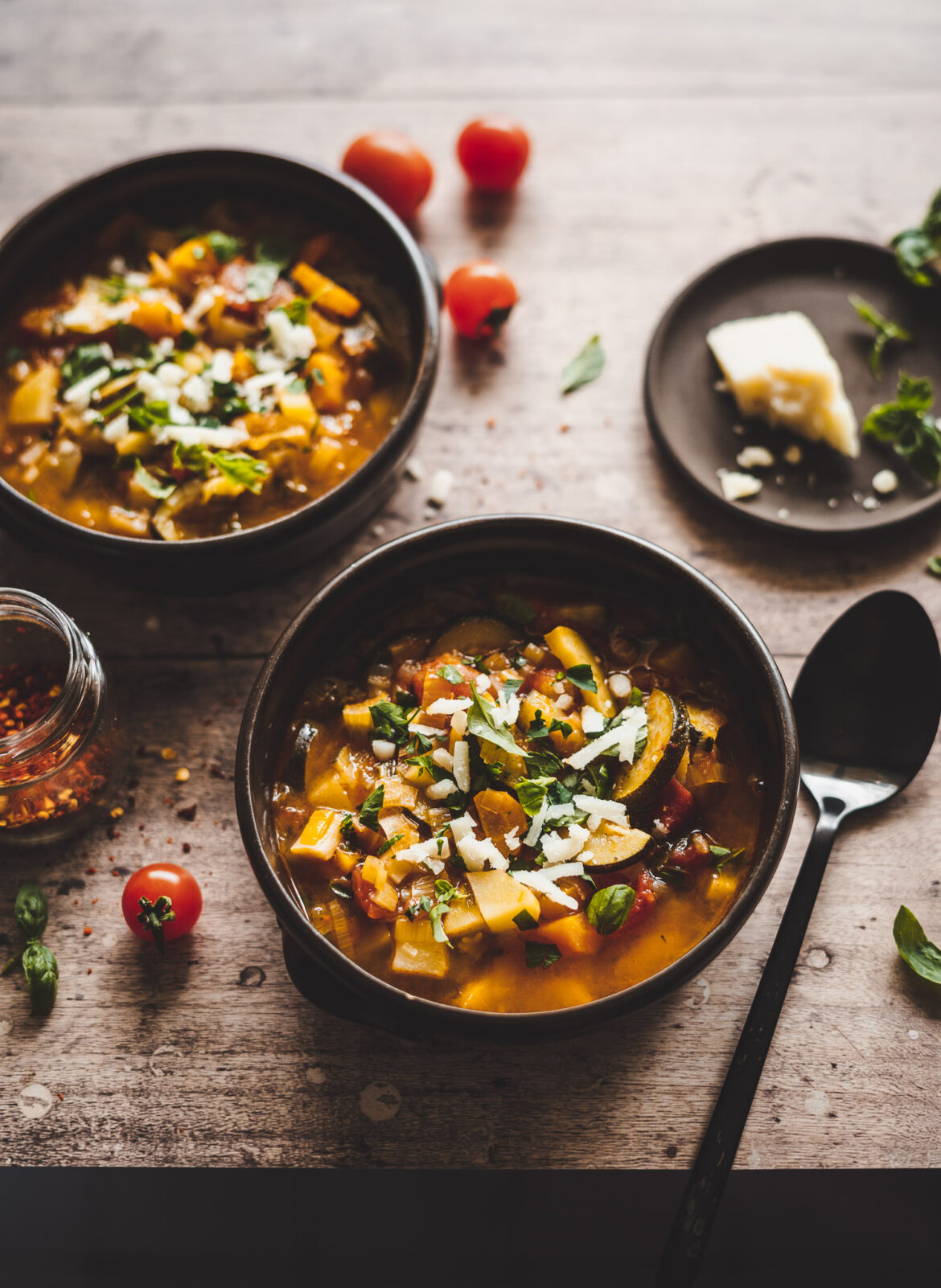 zupa minestrone warzywna zupa minestrone posypana serem pecorino