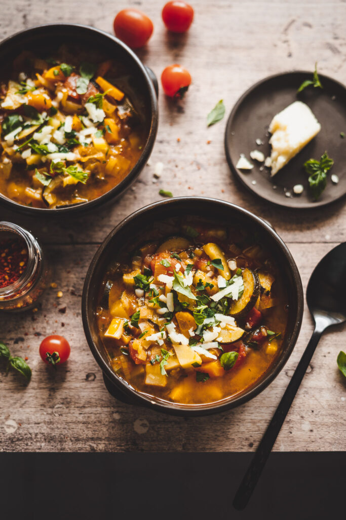 warzywna zupa minestrone w miseczce z dodatkami