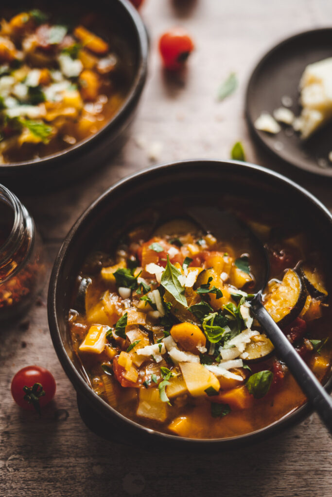 zupa minestrone z cukinią, świeżymi pomidorami i świeżymi ziołami