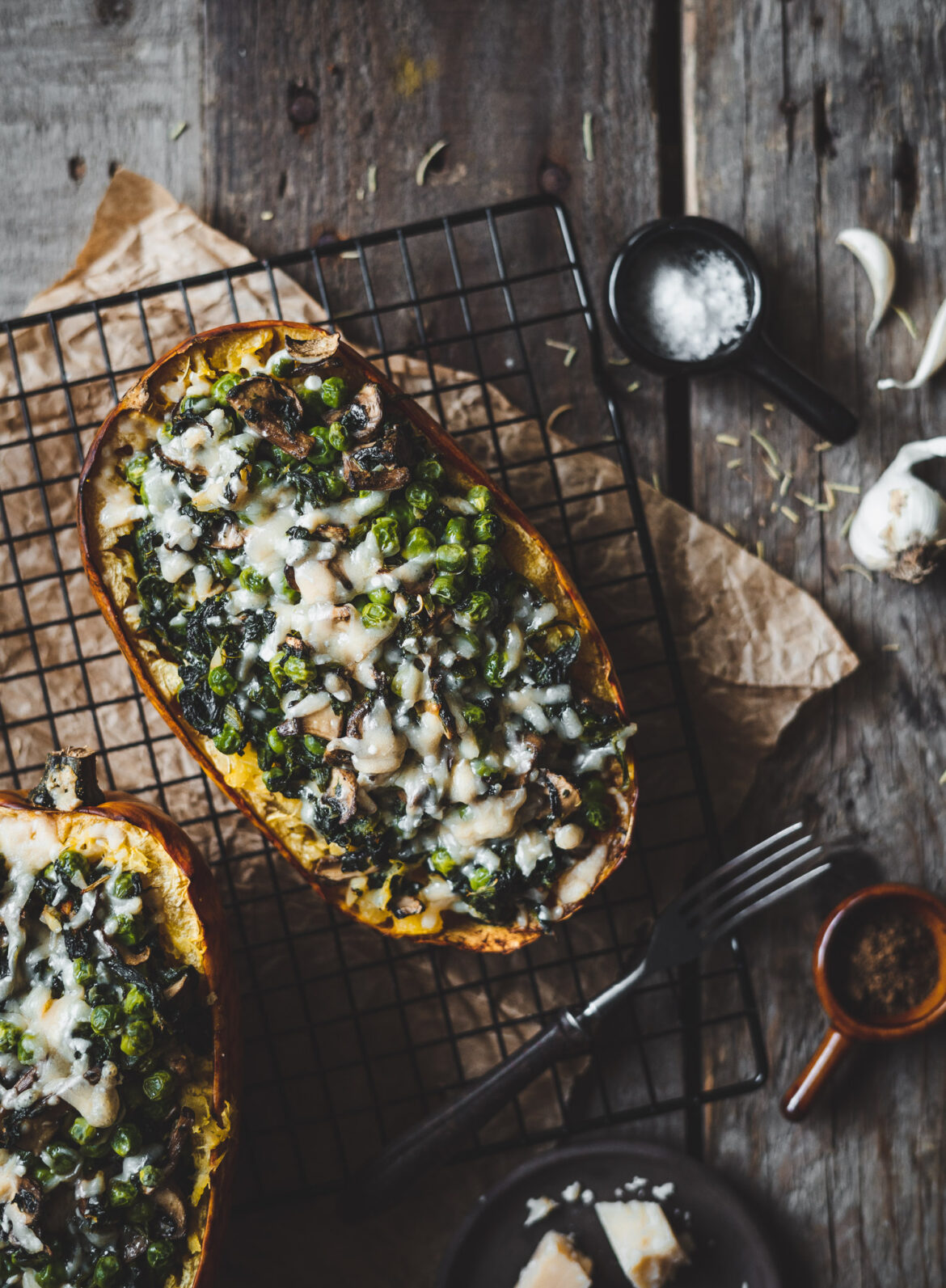 faszerowana dynia makaronowa faszerowana dynia makaronowa pieczarkami, zielonym groszkiem i szpinakiem