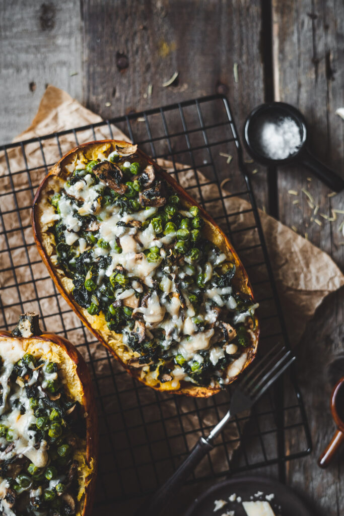 faszerowana dynia makaronowa i zapiekana z parmezanem