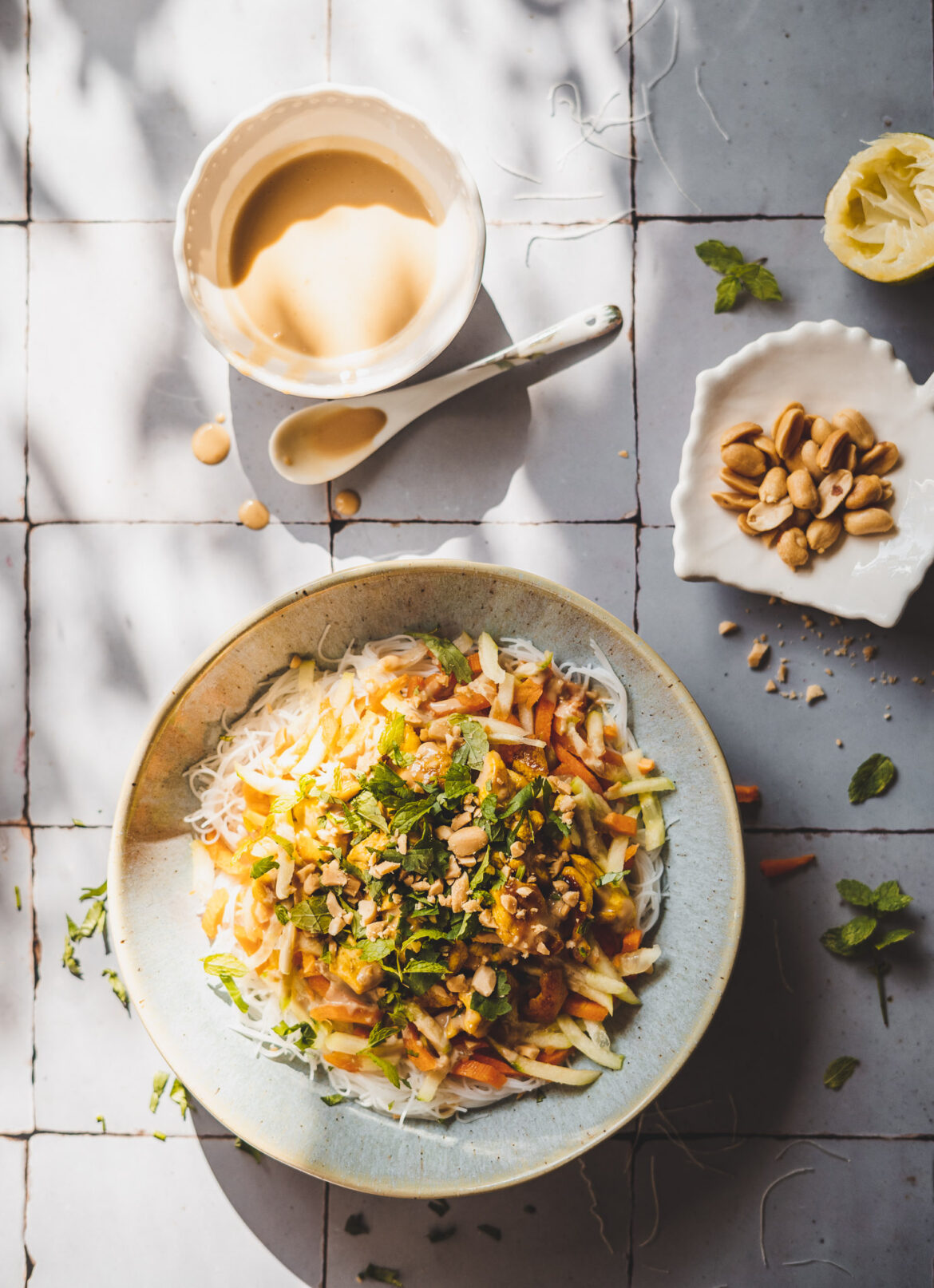 sałatka z kurczakiem i makaronem ryżowym, świeżymi warzywami i sosem orzechwym