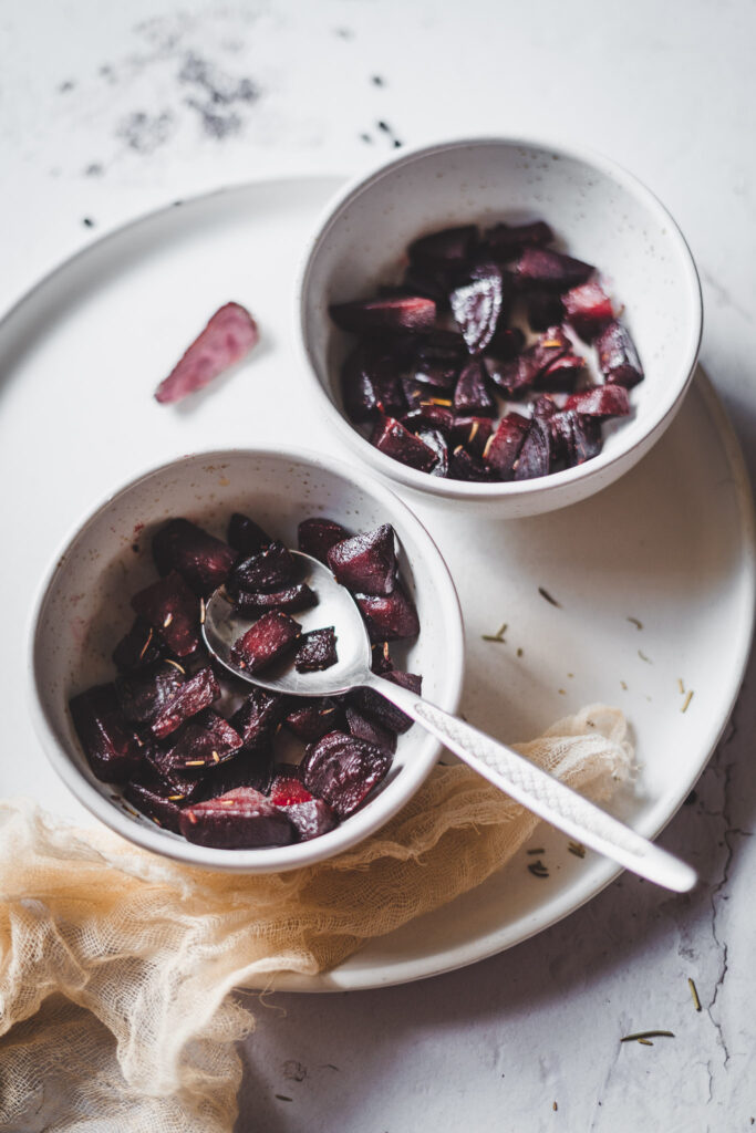 pieczone buraczki z miodem i rozmarynem w miseczkach