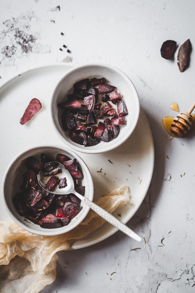 pokrojone w kawałki pieczone buraczki z miodem i rozmarynem