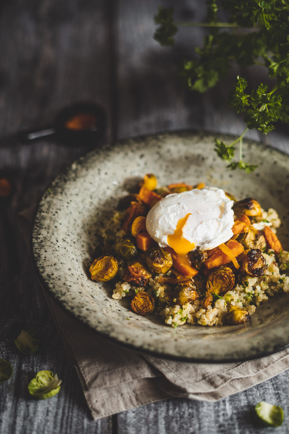 komosa z pieczonymi warzywami i jajkiem w koszulce