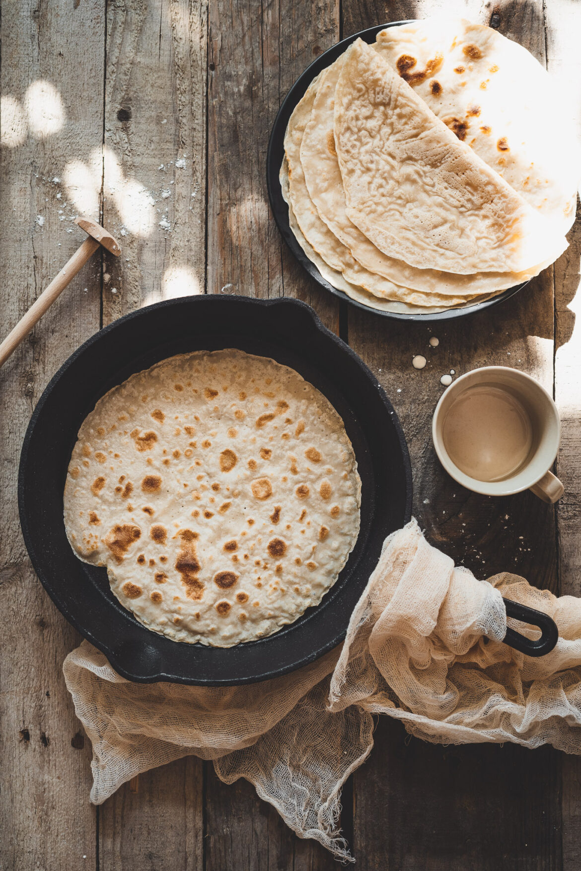 Orkiszowe wrapy (tortille) smażone na patelni