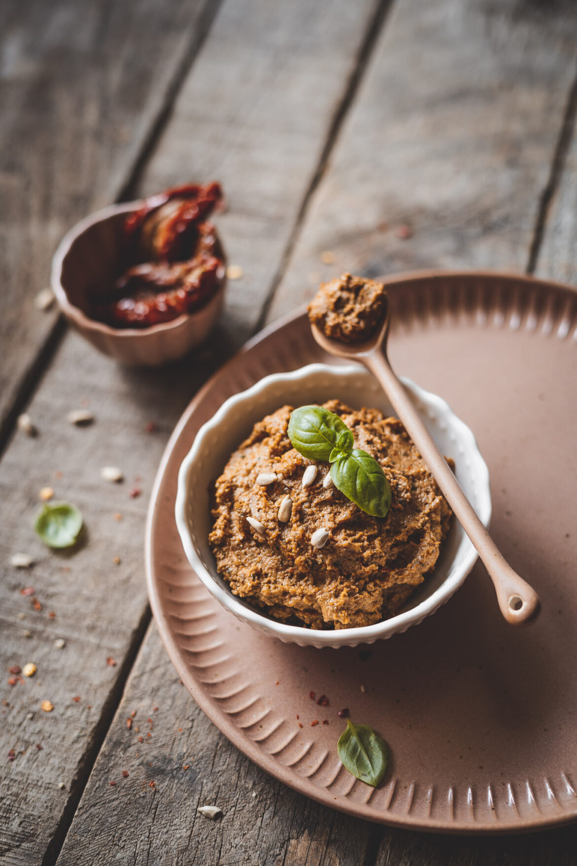 pasta ze słonecznika Pasta z prażonego słonecznika i z pomidorami suszonymi oraz świeżą bazylią