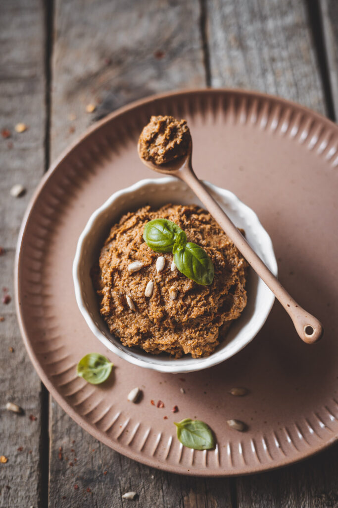 Pasta z prażonego słonecznika i z pomidorami