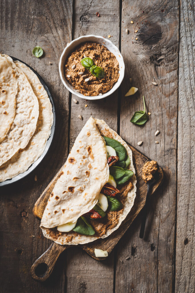 Pasta z prażonego słonecznika i z pomidorami jako wypełnienie wrapów orkiszowych