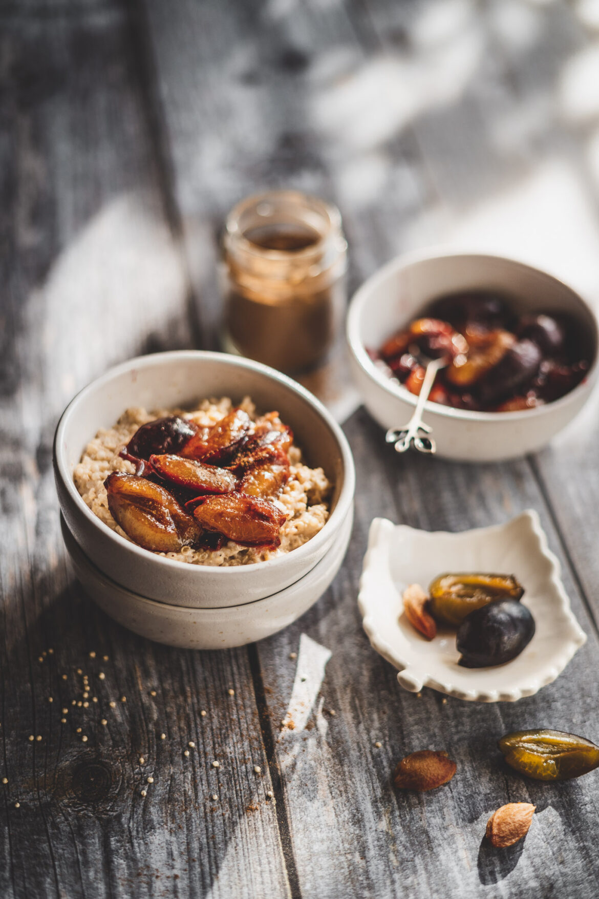 migdałowa komosanka ze smażonymi śliwkami