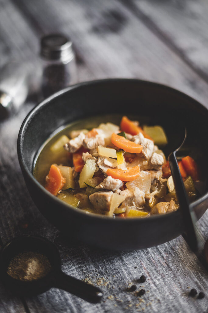 lekka potrawka z indyka z marchewką i cukinią w sosie własnym 