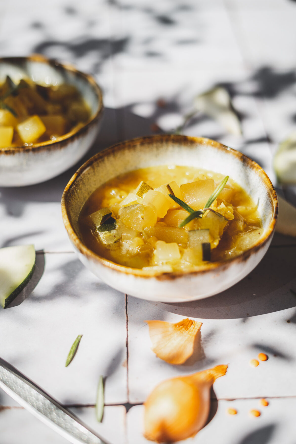 zupa z soczewicą i cukinią z dodatkiem cebuli