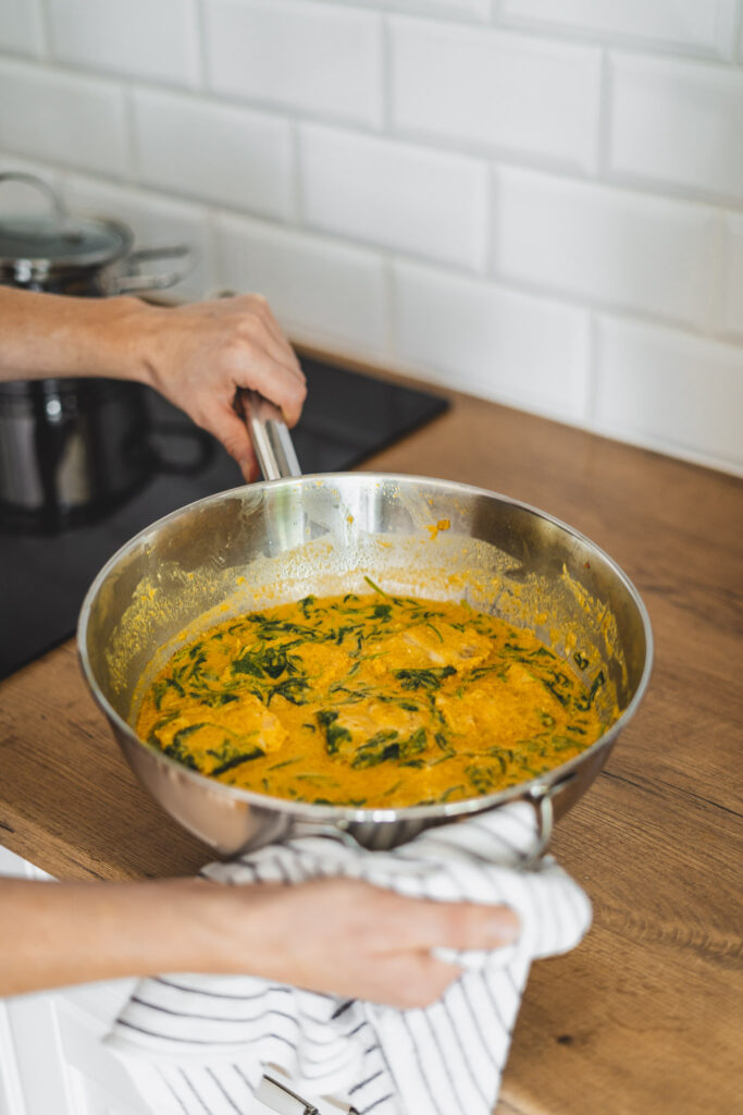 Dorsz w sosie curry ze szpinakiem na patelni