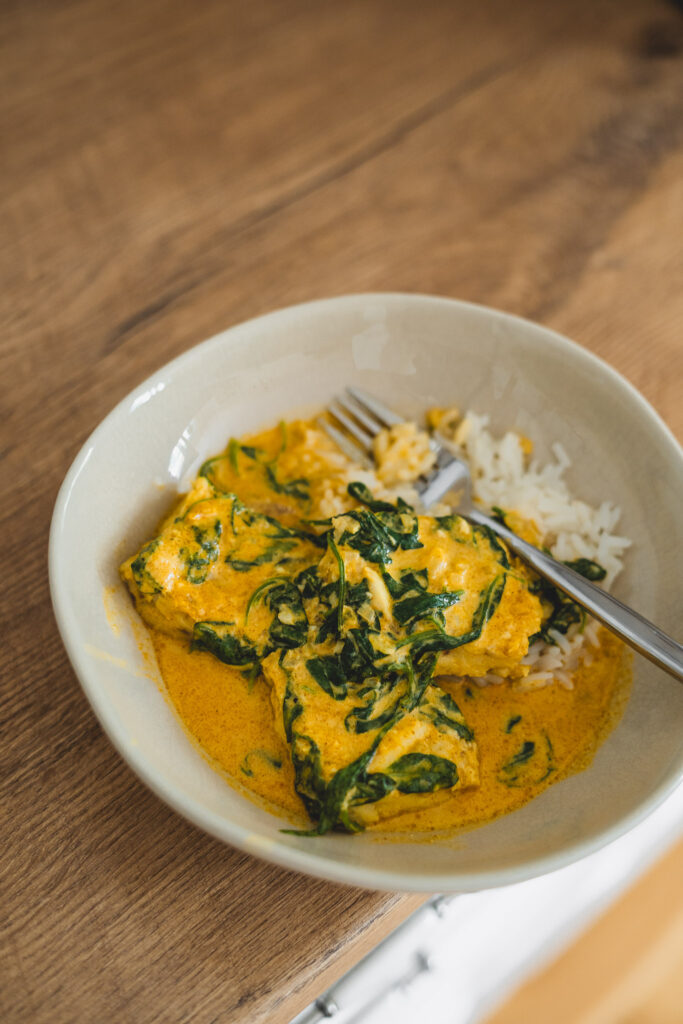 Dorsz w sosie curry ze szpinakiem z ryżem