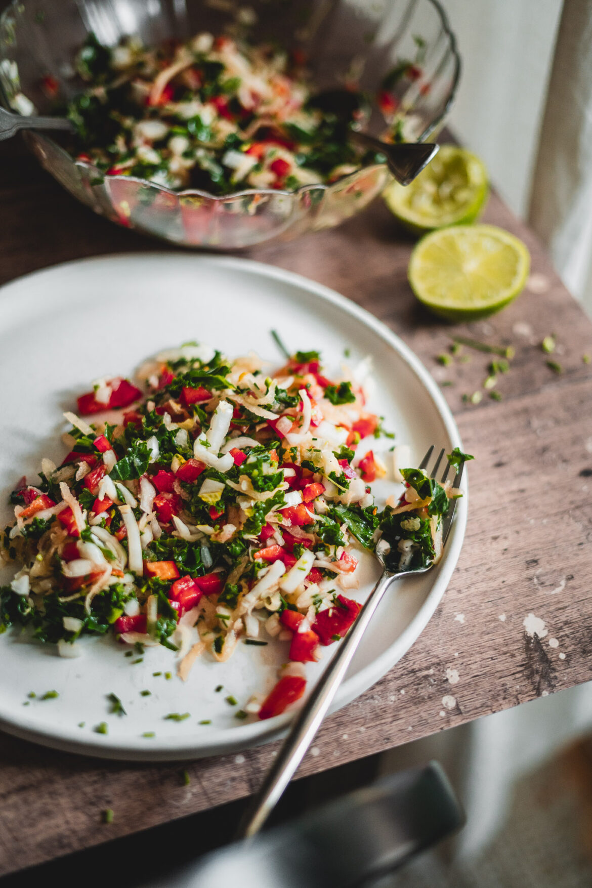 sałatka z jarmużem i gruszką oraz kapustą pekińską